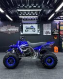 🔥 Key Features Engine: 347cc twin-cylinder, 2-stroke Transmission: 6-speed manual Drive: Chain-driven rear wheel (2WD) Cooling: Liquid-cooled system Power delivery: Extremely fast throttle response. ⚡ Performance Very high power-to-weight ratio Built for speed and racing, not beginners Strong acceleration, especially in sand dunes Loud, aggressive 2-stroke sound