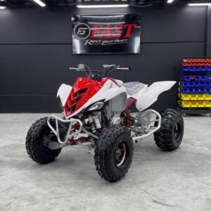 ⚙️ Key Features Engine: 686cc 4-stroke, fuel-injected Transmission: 5-speed manual with reverse Drive: Chain-driven rear wheel (2WD) Suspension: Long-travel independent front suspension + rear swingarm Brakes: Hydraulic disc brakes front and rear Starting: Electric start Frame: Lightweight high-strength steel 🚀 Performance Strong torque for climbing hills and dunes Smooth acceleration across all gears Top speed: around 70–75 mph (stock, depending on setup) Excellent stability compared to smaller sport quads 🏁 Riding Style The Raptor 700 is built for: Dunes riding 🏜️ Trail racing 🌲 Open desert speed runs Weekend fun or competitive riding 💥 Why it stands out Very reliable engine platform Easy to modify for more power Strong resale value Balanced mix of power + control