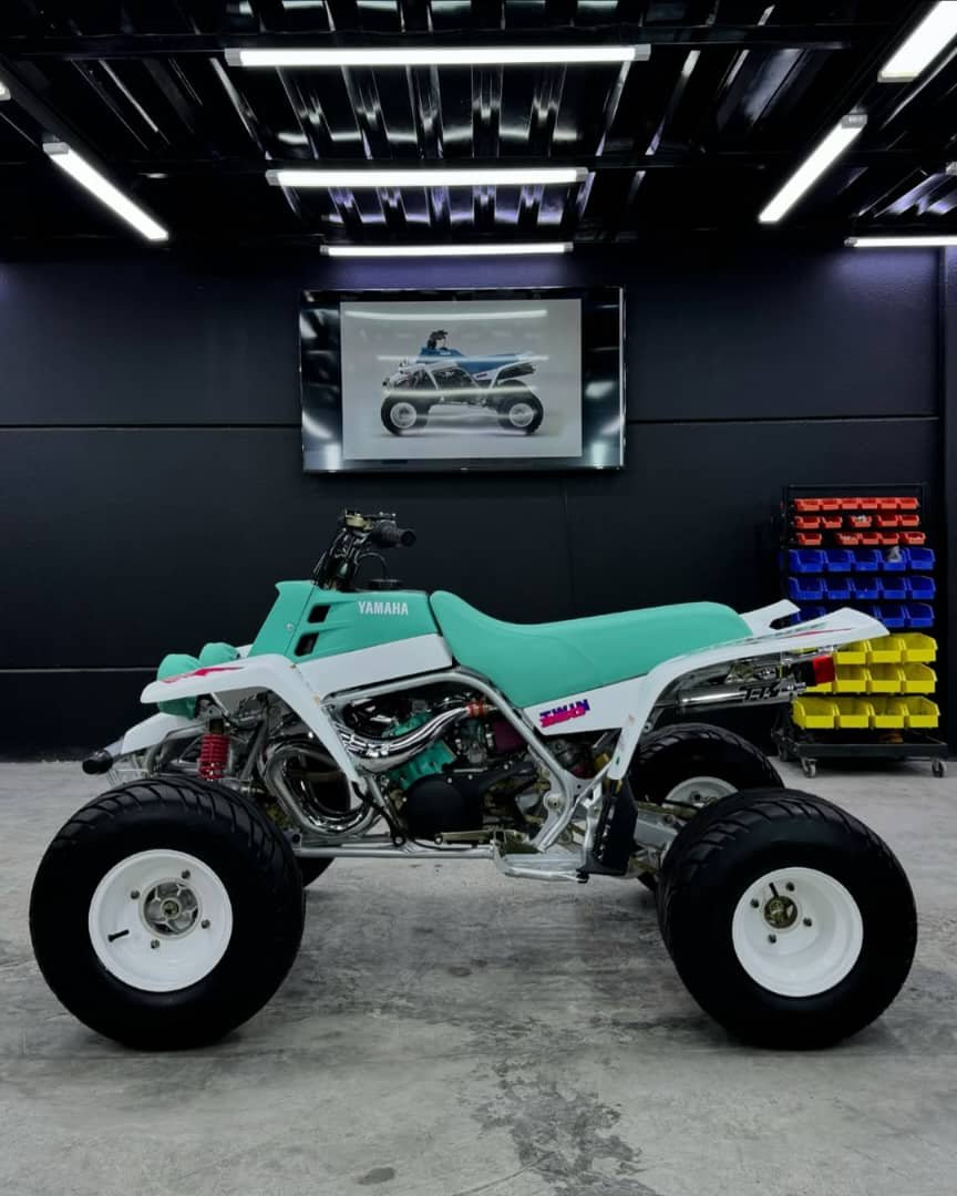 βοΈ Key Specifications Engine: 347cc, twin-cylinder, 2-stroke Transmission: 6-speed manual Drive: Chain-driven rear wheel (2WD) Cooling: Liquid-cooled system Fuel system: Dual carburetors π Performance Extremely fast acceleration for its era Lightweight chassis for sharp handling Strong power delivery (aggressive 2-stroke feel) Built for sand dunes, trails, and racing use π₯ Highlights Classic early-production Banshee model Highly collectible and sought after today Easy to modify with huge aftermarket support Famous loud β2-stroke twinβ sound