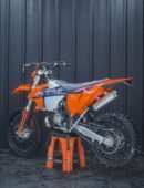The Austrian brand KTM is an icon in the Enduro and MX modality, with a long historical tradition behind it and a spectacular track record in competition, achieving a proven competitiveness of all its models. The 150 EXC TPI, is in a category practically alone in the market, born after the disappearance of the 125 2T when it could not be approved for its subsequent registration. The advantage of the 150 is that it combines the lightness and agility of the 125 with the power and greater torque of a 150cc engine, together with the revolutionary TPI technology of electronic gasoline injection, forgetting the carburetion settings, lower gasoline consumption, less oil consumption, better cold start, lower emissions, all with a more effective overall response. An exclusive model that invites us to enjoy driving it regardless of the level of the user.