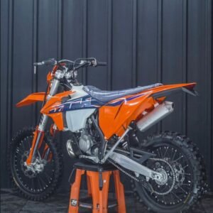 The Austrian brand KTM is an icon in the Enduro and MX modality, with a long historical tradition behind it and a spectacular track record in competition, achieving a proven competitiveness of all its models. The 150 EXC TPI, is in a category practically alone in the market, born after the disappearance of the 125 2T when it could not be approved for its subsequent registration. The advantage of the 150 is that it combines the lightness and agility of the 125 with the power and greater torque of a 150cc engine, together with the revolutionary TPI technology of electronic gasoline injection, forgetting the carburetion settings, lower gasoline consumption, less oil consumption, better cold start, lower emissions, all with a more effective overall response. An exclusive model that invites us to enjoy driving it regardless of the level of the user.