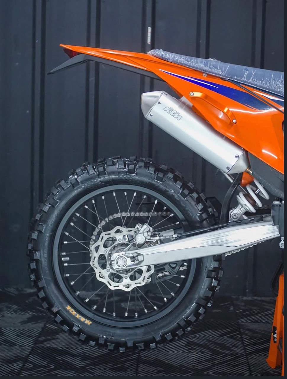 The Austrian brand KTM is an icon in the Enduro and MX modality, with a long historical tradition behind it and a spectacular track record in competition, achieving a proven competitiveness of all its models. The 150 EXC TPI, is in a category practically alone in the market, born after the disappearance of the 125 2T when it could not be approved for its subsequent registration. The advantage of the 150 is that it combines the lightness and agility of the 125 with the power and greater torque of a 150cc engine, together with the revolutionary TPI technology of electronic gasoline injection, forgetting the carburetion settings, lower gasoline consumption, less oil consumption, better cold start, lower emissions, all with a more effective overall response. An exclusive model that invites us to enjoy driving it regardless of the level of the user.