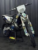The 2022 Husqvarna TE 300i Rockstar Edition is a limited-edition, up-spec version of the standard 300cc 2-stroke enduro bike. It is designed to mimic the factory race machines used by the Rockstar Energy Husqvarna Factory Racing team, most notably seen with riders like Graham Jarvis