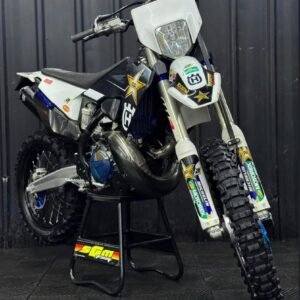 The 2022 Husqvarna TE 300i Rockstar Edition is a limited-edition, up-spec version of the standard 300cc 2-stroke enduro bike. It is designed to mimic the factory race machines used by the Rockstar Energy Husqvarna Factory Racing team, most notably seen with riders like Graham Jarvis