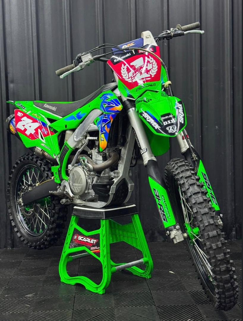 The 2018 Kawasaki KX450F is a high-performance motocross bike featuring a 449cc liquid-cooled 4-stroke engine, known for strong, smooth power and a lightweight, narrow chassis. It is lauded for excellent straight-line stability, adjustable ergonomics, and a 240 lb wet weight, though it lacks electric start and uses complex Showa SFF-Air TAC forks Key Features and Performance (2018 Model) Engine & Power: The 449cc, DOHC, 4-valve engine features a 96.0mm x 62.1mm bore/stroke with a 12.8:1 compression ratio. It provides strong bottom-to-top power delivery with minimal engine braking. Suspension: Equipped with 49mm Showa Separate Function Front Fork (SFF-Air TAC) with triple air chamber adjustment. Rear suspension uses a Showa shock with revised linkage for 2018. Handling: The chassis feels neutral, light, and slim, with improved rigidity in the top triple clamp for better cornering. Weight & Fuel: The 2018 model weighs approximately 108.7 kg (240 lbs) fully fueled, with a 6.3-liter fuel tank. Adjustability: Offers adjustable footpeg height and multiple handlebar